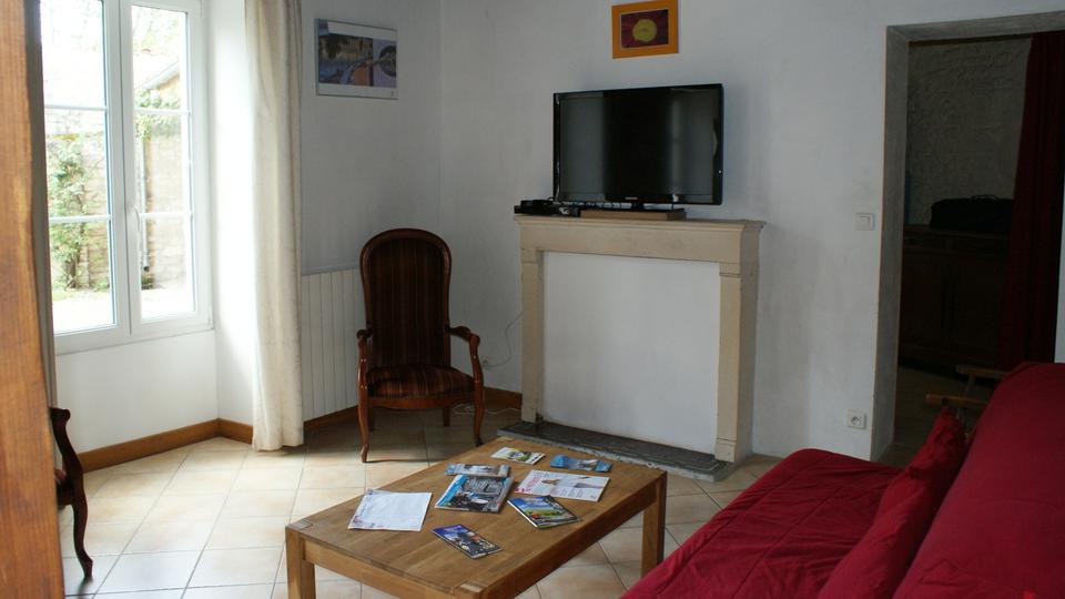 La Fermette gîte 3 étoiles pour 9 à 12 personnes à Surgères près de La Rochelle salon télé