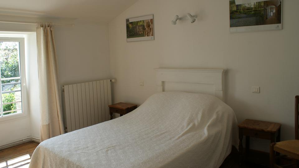 La Fermette gîte 3 étoiles pour 9 à 12 personnes à Surgères près de La Rochelle chambre double avec salle d'eau