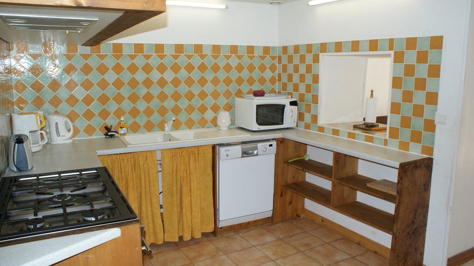 La Fermette gîte 3 étoiles à Surgères près de La Rochelle cuisine avec passe plat vers la salle à manger