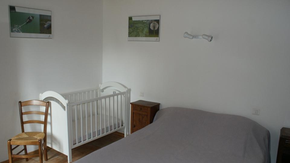 La Fermette gîte 3 étoiles à Surgères près de La Rochelle chambre double au rez-de-chaussée et lit bébé