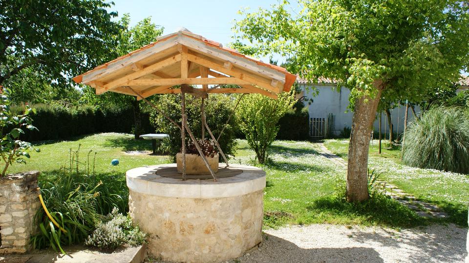 La Fermette gîte 3 étoiles à Surgères près de La Rochelle vue sur le jardin clos et le puits sécurisé
