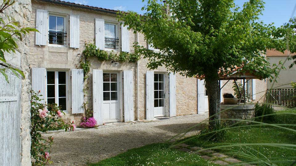 La Fermette gîte 3 étoiles à Surgères près de La Rochelle la façade et sa treille