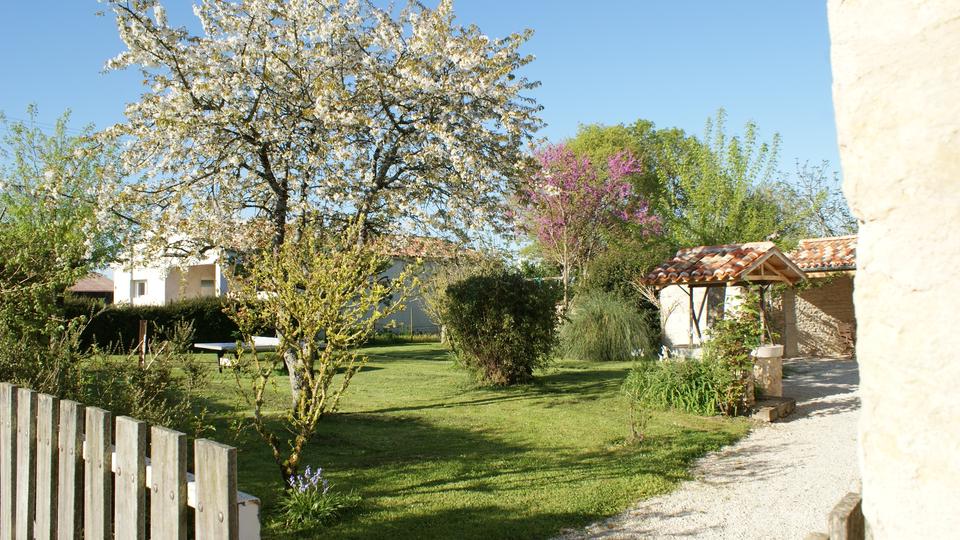 La Fermette gîte 3 étoiles à Surgères près de La Rochelle un jardin accessible par deux portillons