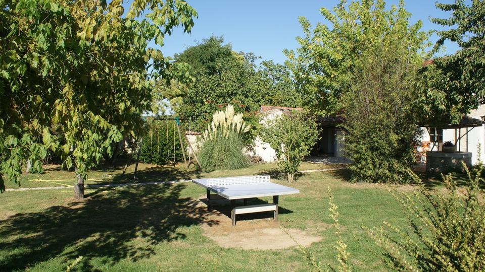 La Fermette gîte 3 étoiles à Surgères près de La Rochelle le jardin en été avec table de ping-pong et balançoire