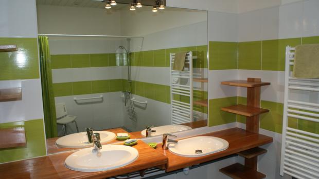 La Grange gîte accessible tous handicaps : salle d'eau adaptée avec deux vasques