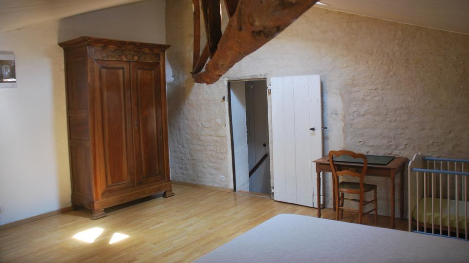Le Relais : chambre double avec une armoire, un lit bébé et beaucoup d'espace