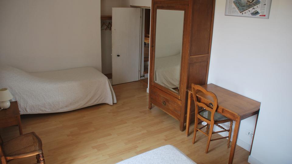 Gîte Le Relais : chambre enfants avec une armoire vitrée et une penderie