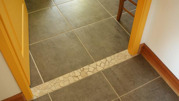 La Grange, gîte accessible pour tous : larges portes et seuils visibles et tactiles